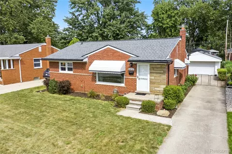 8832 Hillcrest St, Livonia, MI 48150