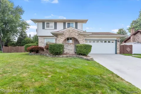 15500 Dondero Dr, Southgate, MI 48195