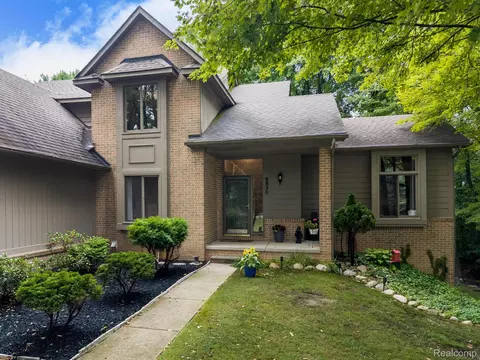9830 Oak Valley Dr, Springfield, MI 48348