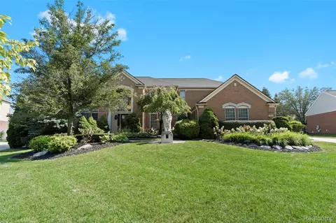 18031 Stonebrook Dr, Northville, MI 48168