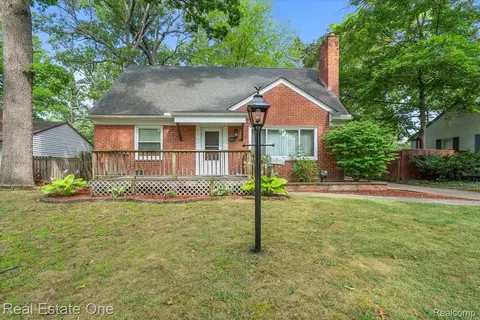 23490 Meadowlark St, Oak Park, MI 48237