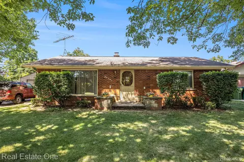 51341 Neumaier Dr, Shelby Township, MI 48316