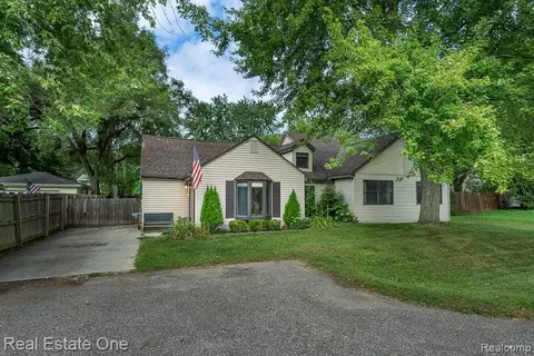 2460 Emmons Ave, Rochester Hills, MI 48307