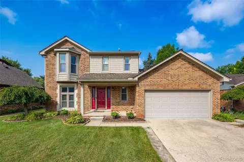 46073 Hollowoode Ln, Macomb, MI 48044