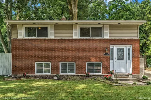 18945 Brentwood St, Livonia, MI 48152