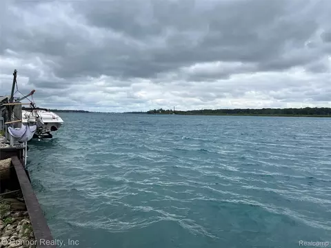 2659 River Rd, Marysville, MI 48040