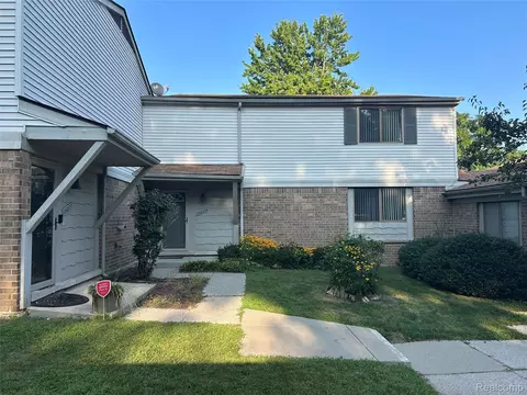 26889 Farmbrook Villa Dr, Southfield, MI 48034