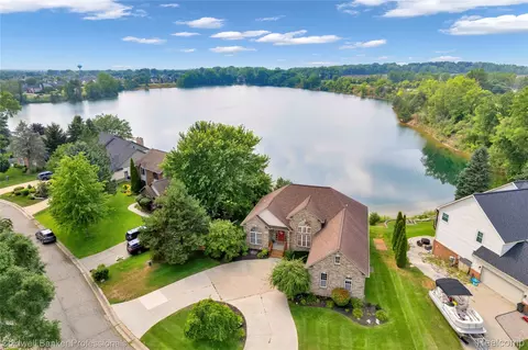 770 Lakes Edge Dr, Oxford, MI 48371