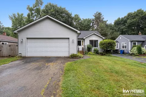 6421 Prairie Lawn Dr, Waterford, MI 48329