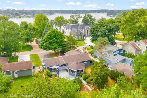 3170 Alco Dr, Waterford, MI 48329