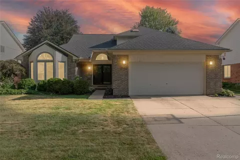 2066 Tuscany Dr, Troy, MI 48085