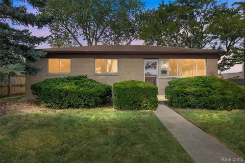16061 Common Rd, Roseville, MI 48066