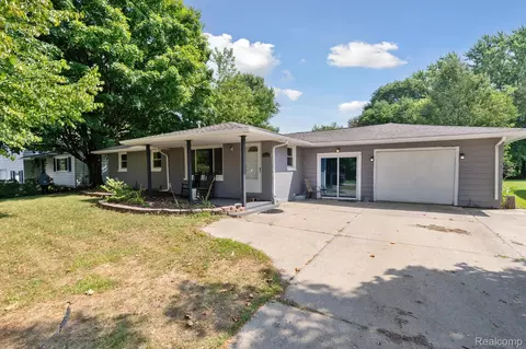 15181 Charluene Dr, Fenton, MI 48430
