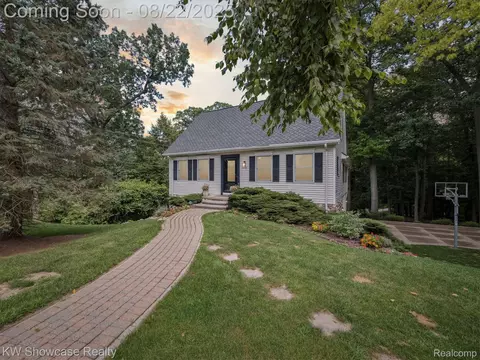 1402 E Fairview Ln, Rochester Hills, MI 48306