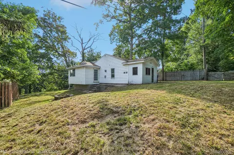 1396 Oregon Blvd, Waterford, MI 48327