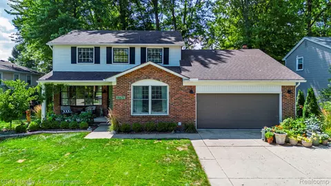 35673 Lyndon St, Livonia, MI 48154