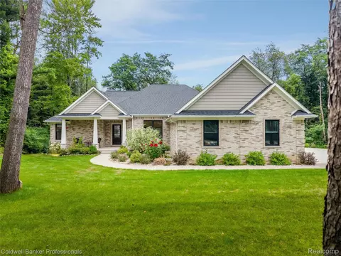3320 Acorn Grove Ct, Groveland, MI 48462
