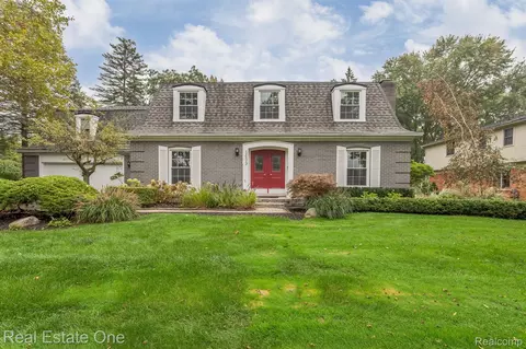 5699 Raven Rd, Bloomfield Township, MI 48301