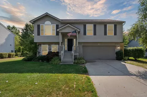 480 Andover Woods Dr, Fenton, MI 48430