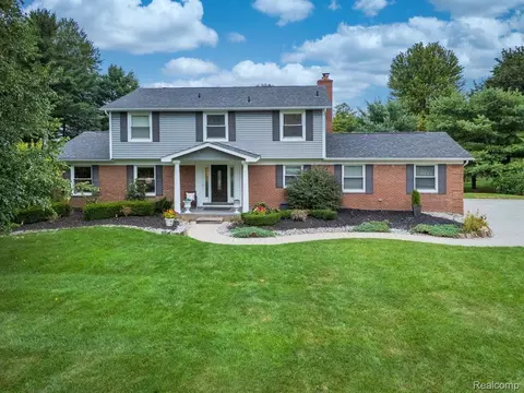 153 Aintree Rd, Oakland, MI 48306