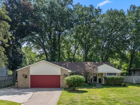23565 S Oliver Ct E, Southfield, MI 48033