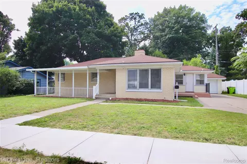 621 Forest Dr, Fenton, MI 48430