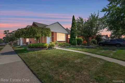 1205 13th St, Wyandotte, MI 48192