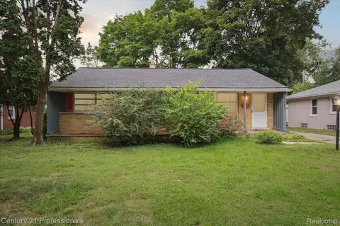 27627 Lexington Pkwy, Southfield, MI 48076