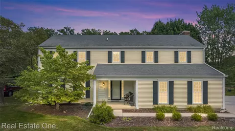 36241 Fredericksburg Rd, Farmington Hills, MI 48331