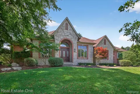 1231 Deer Path Trl, Oxford, MI 48371