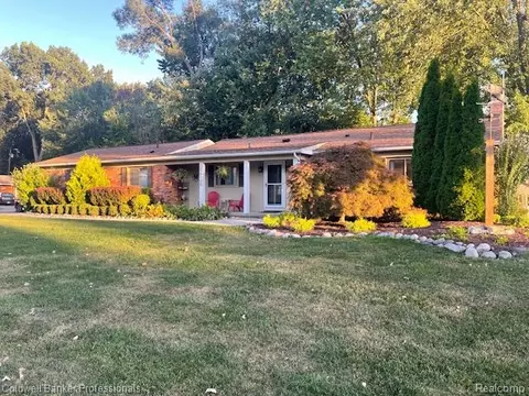 25925 Sierra Dr, Novi, MI 48374