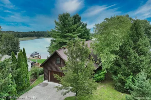 2880 Steeple Hill Rd, White Lake, MI 48383
