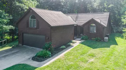5413 N Mckinley Rd, Flushing, MI 48433