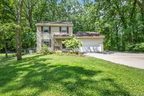 6550 Avon Dr, Green Oak, MI 48116
