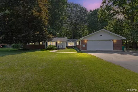 24900 Westmoreland Dr, Farmington, MI 48336