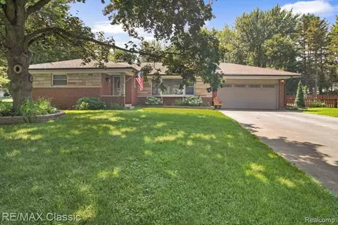22607 Kay St, Lyon, MI 48178