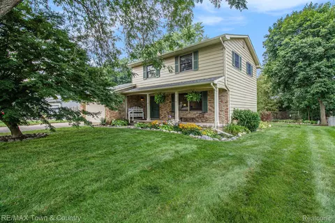 5555 Old Franklin Rd, Grand Blanc, MI 48439