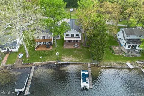 10194 Elmcrest Rd, Green Oak, MI 48189
