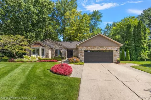 559 Buttercup Ct, Rochester Hills, MI 48307