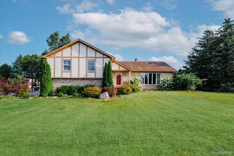 281 Coryell Dr, Oxford, MI 48371