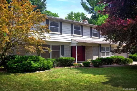 17262 Bell Creek Ln, Livonia, MI 48152