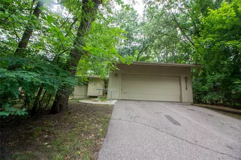6726 Red Cedar Ln, West Bloomfield, MI 48324