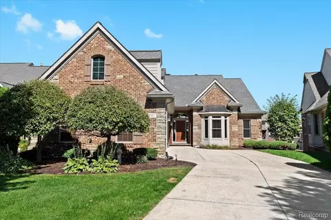 10817 Cliffview Dr, Green Oak, MI 48178