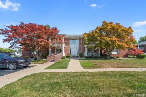 1744 Harrison Ave #C-8, Trenton, MI 48183