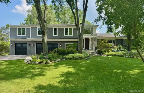 3029 S Westview Ct, Bloomfield Hills, MI 48304