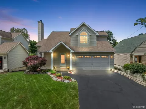 1420 Otter Ave, Waterford, MI 48328