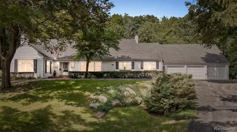 1366 Conge Dr, Bloomfield Hills, MI 48304
