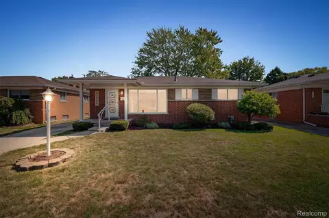 31344 E Wind Dr, Fraser, MI 48026