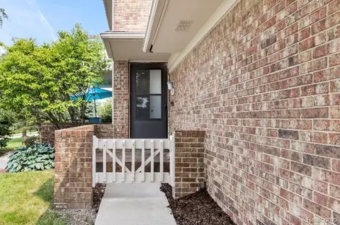 6693 Maple Lakes Dr #62, West Bloomfield, MI 48322