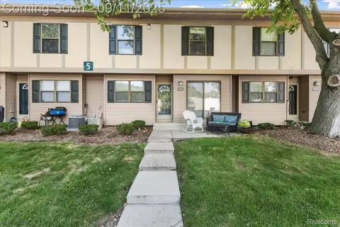 24851 Auburn Ln, Southfield, MI 48033